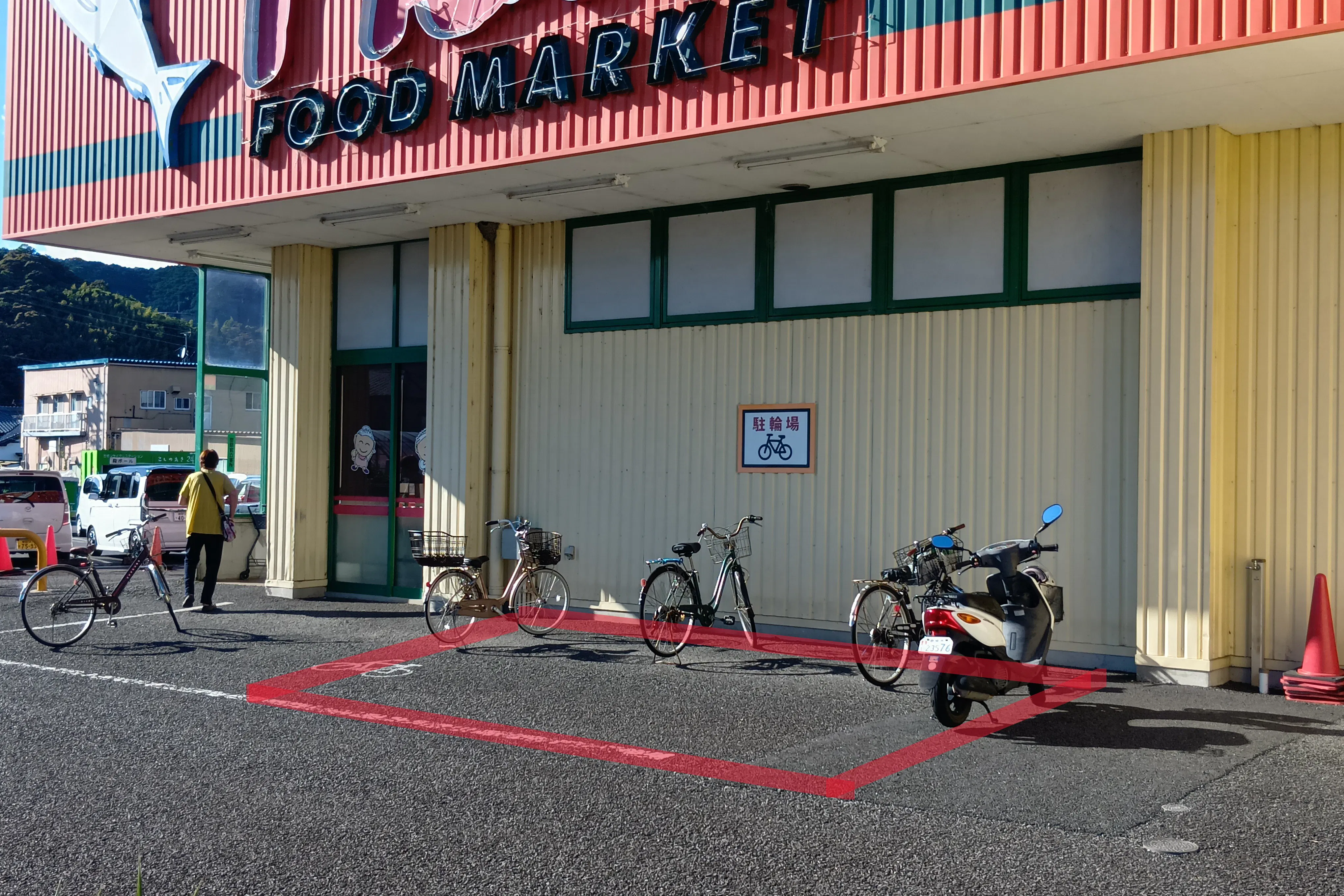 【フードマーケットマム安倍口店】店舗出入口横 販促プロモーションや物販に最適なスーパー屋外催事イベントスペース