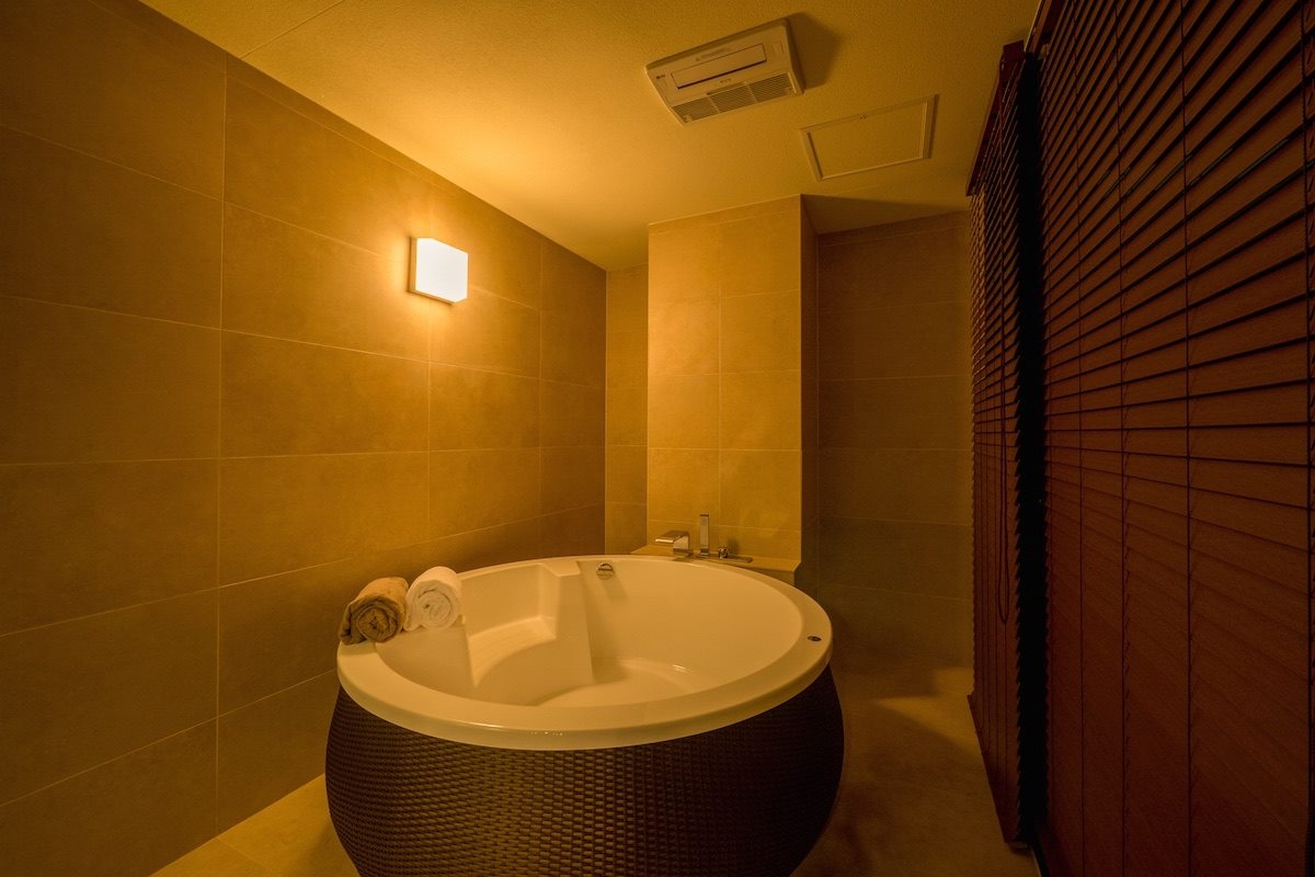  シャワー＆バス。清潔感があり、昼間はブラインドを開けるとバルコニーが見え開放的です。