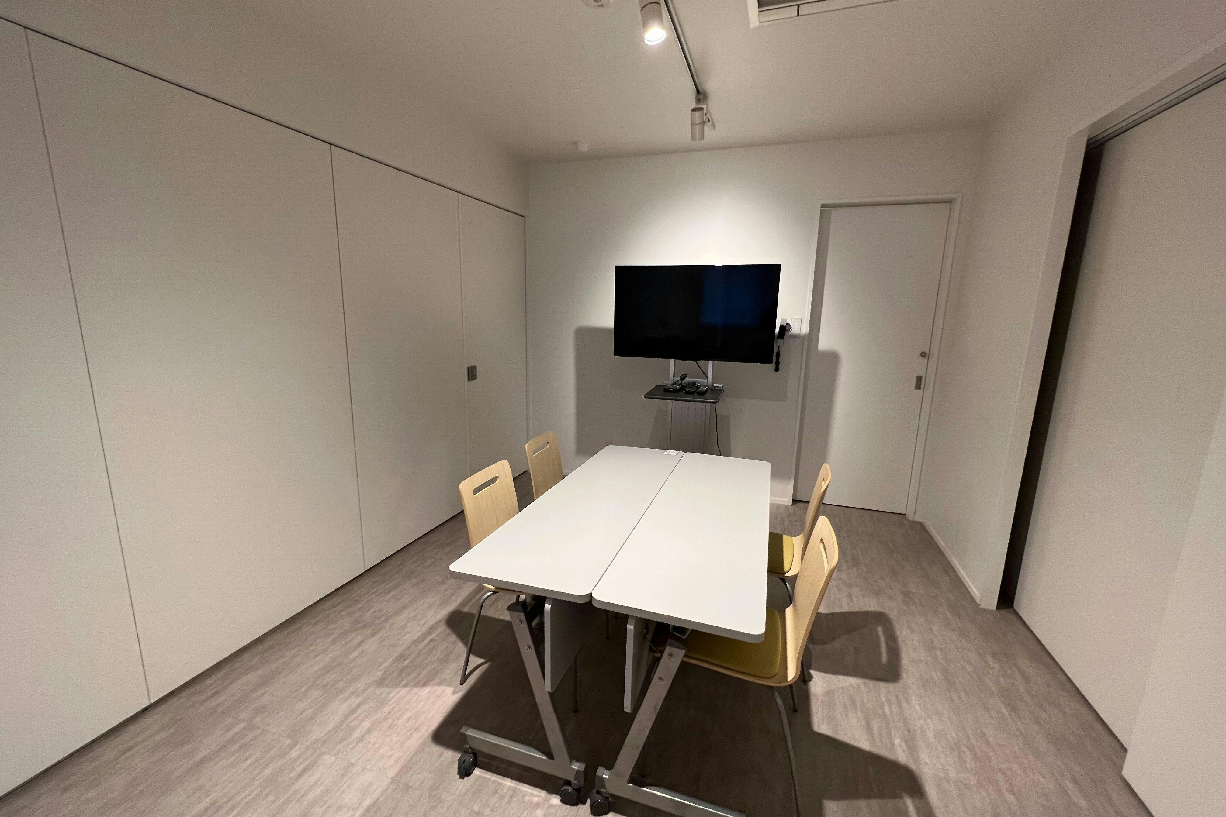 【新宿三丁目駅3分】少人数ワークショップやオンライン配信撮影に適した駅チカレンタルスペース(10人定員)