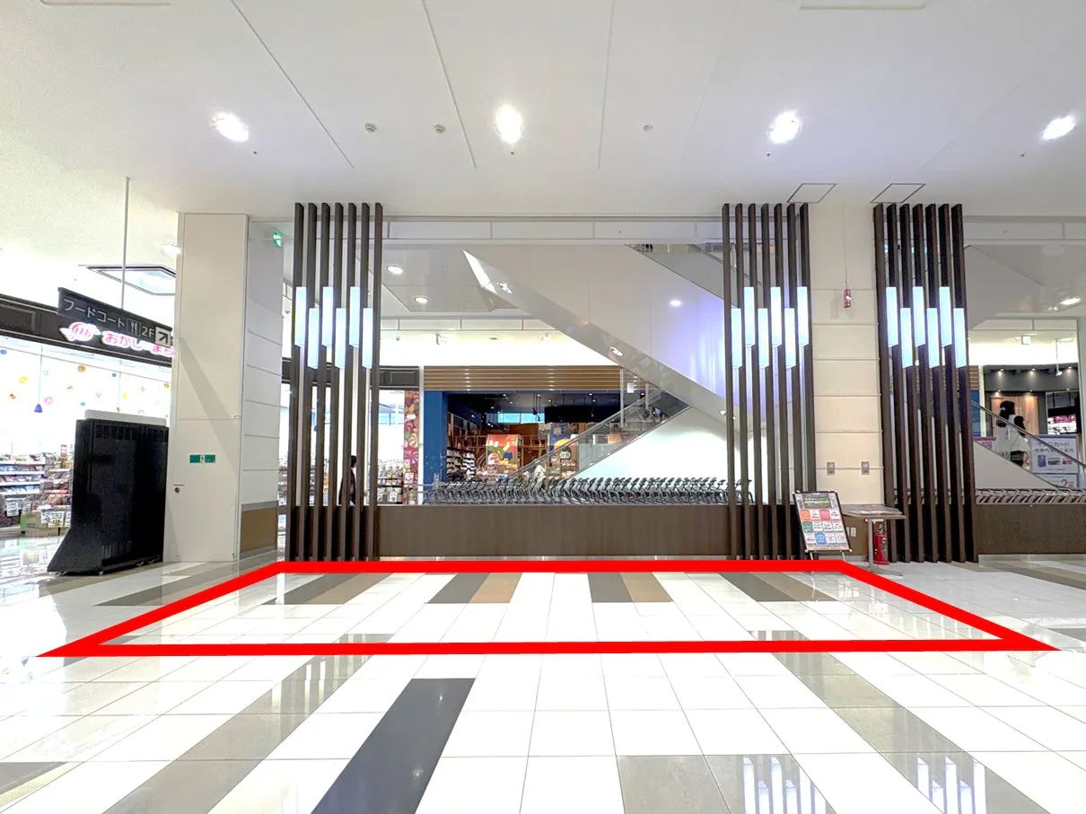 【イオンモール奈良登美ケ丘*】１F　北側エスカレーター横　阪急ベーカリー前