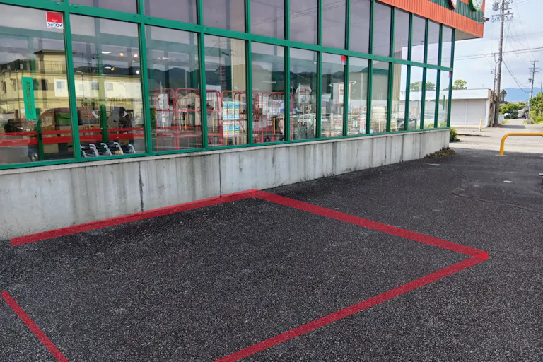 【フードマーケットマム安倍口店】店舗出入口前 食物販・キッチンカーに最適なスーパー屋外催事イベントスペースの画像2