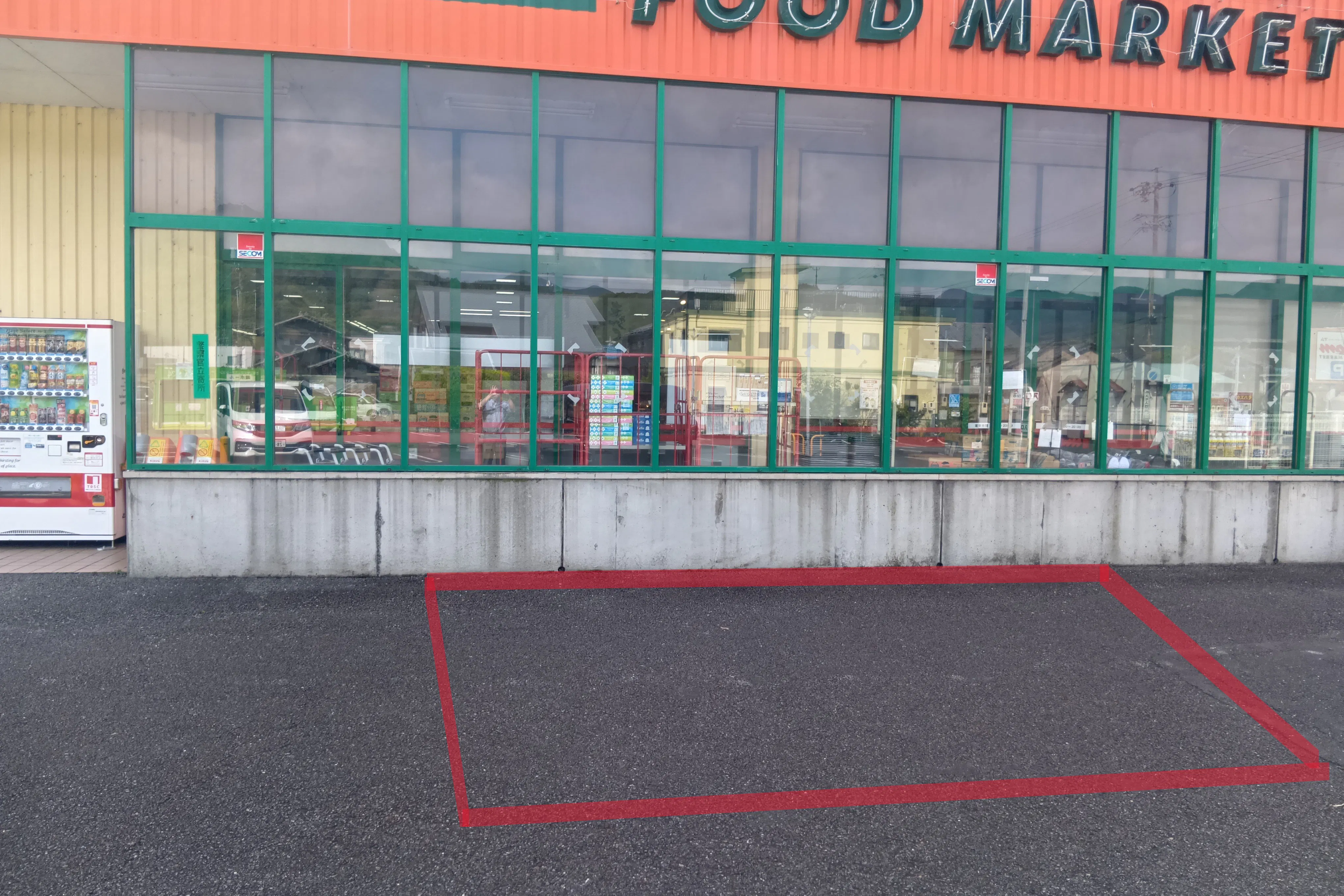 【フードマーケットマム安倍口店】店舗出入口前 食物販・キッチンカーに最適なスーパー屋外催事イベントスペース