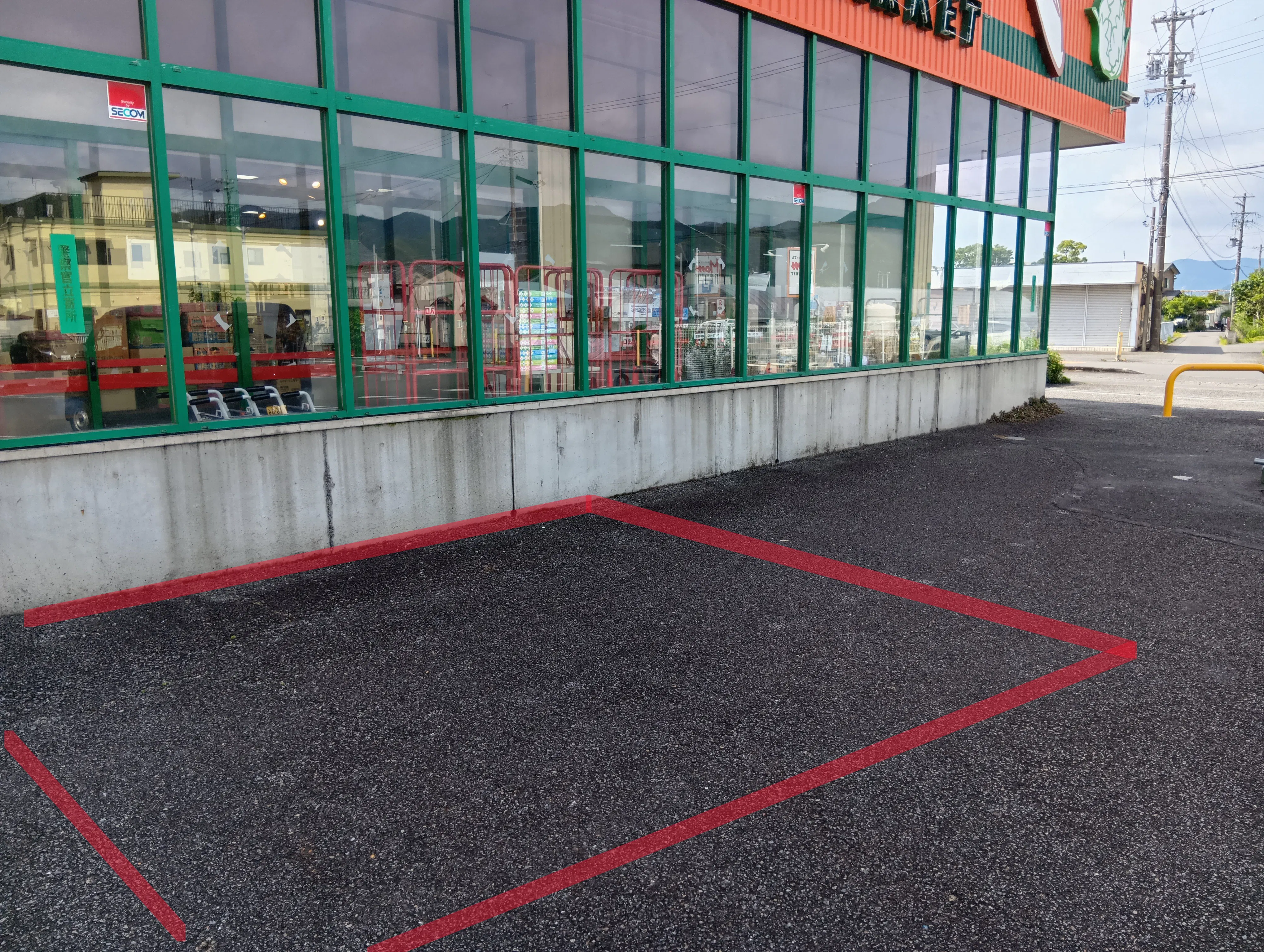 【フードマーケットマム安倍口店】店舗出入口前 食物販・キッチンカーに最適なスーパー屋外催事イベントスペース