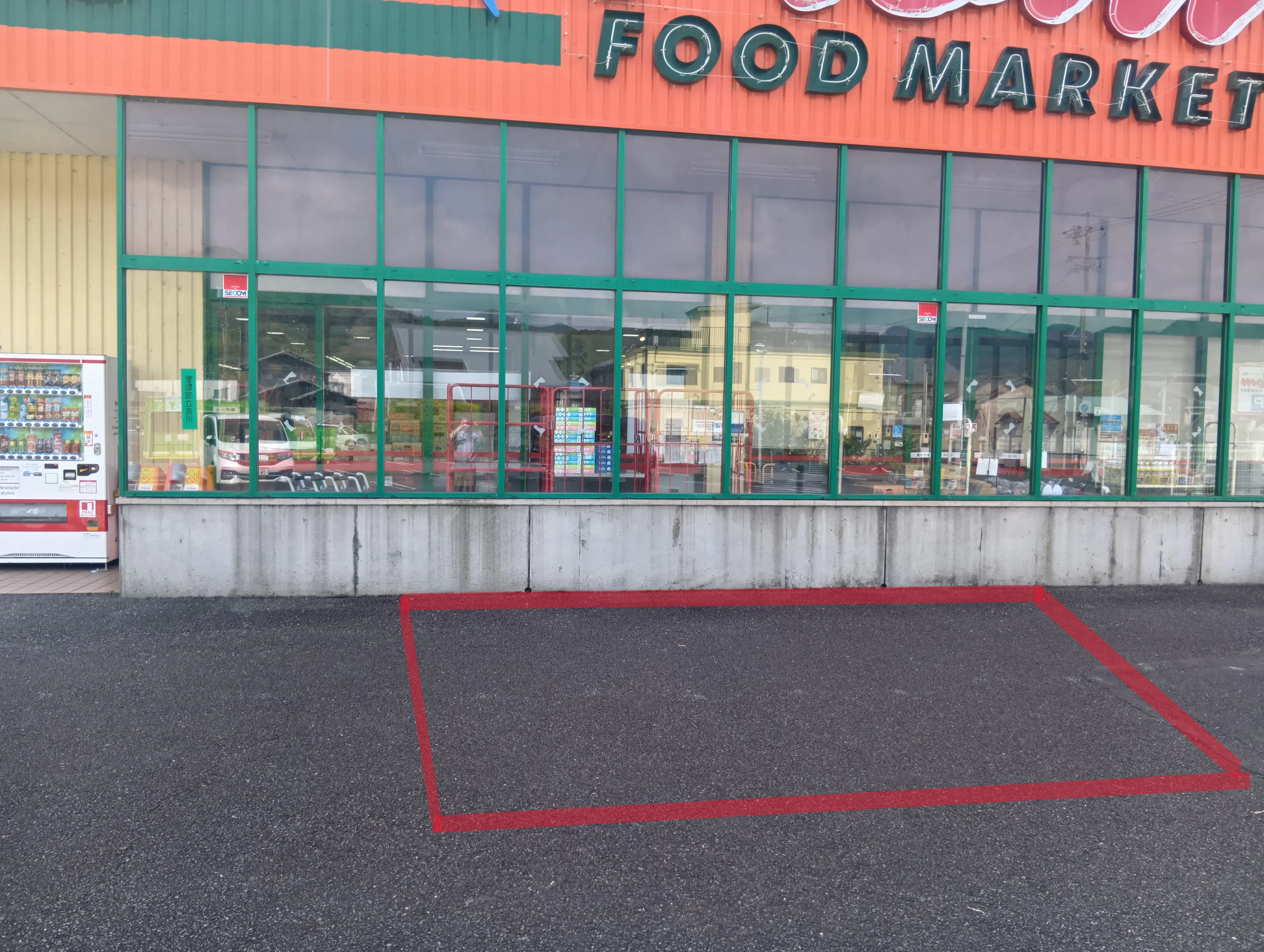 【フードマーケットマム安倍口店】店舗出入口前 食物販・キッチンカーに最適なスーパー屋外催事イベントスペースの画像