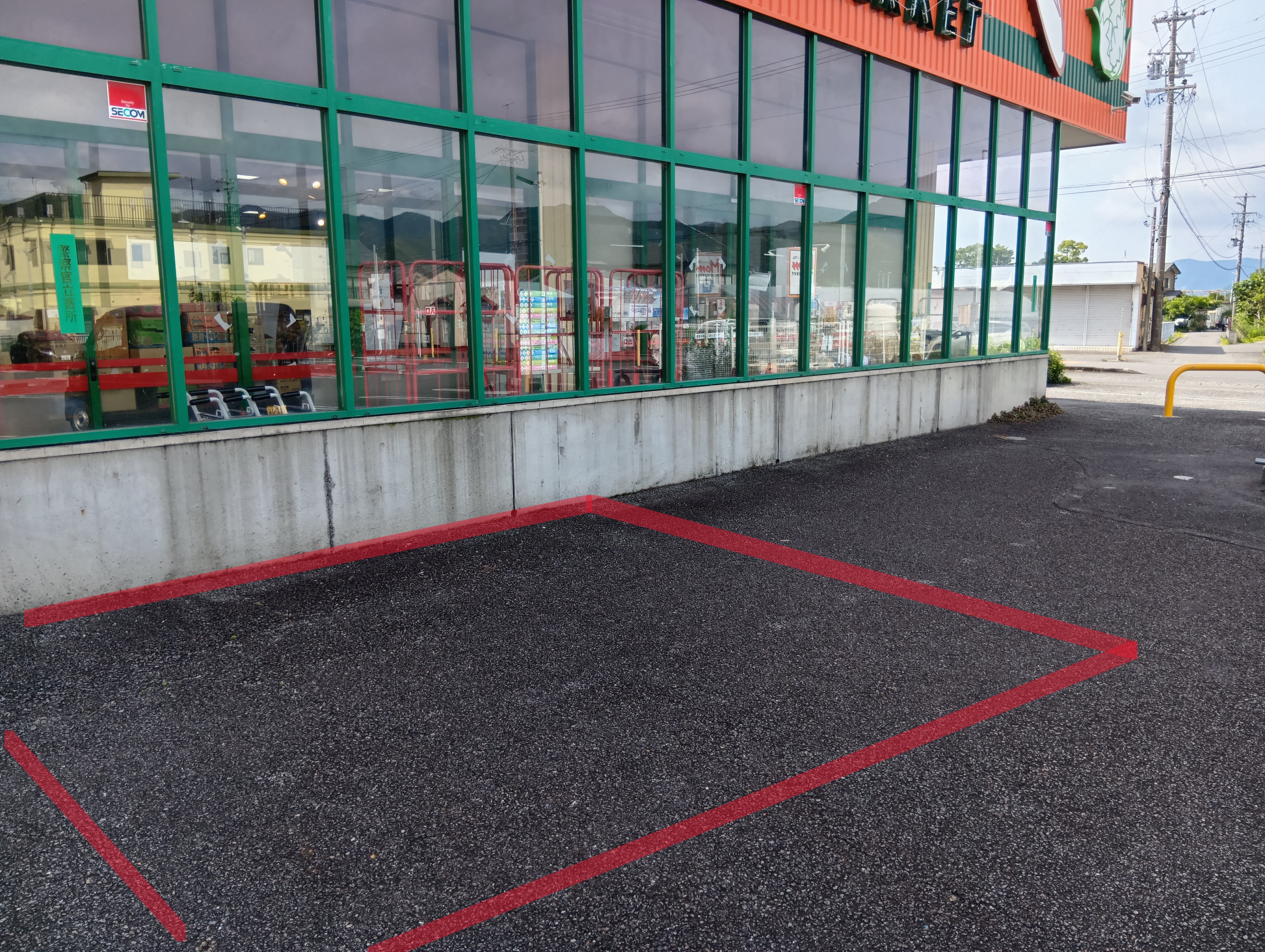 【フードマーケットマム安倍口店】店舗出入口前 食物販・キッチンカーに最適なスーパー屋外催事イベントスペース