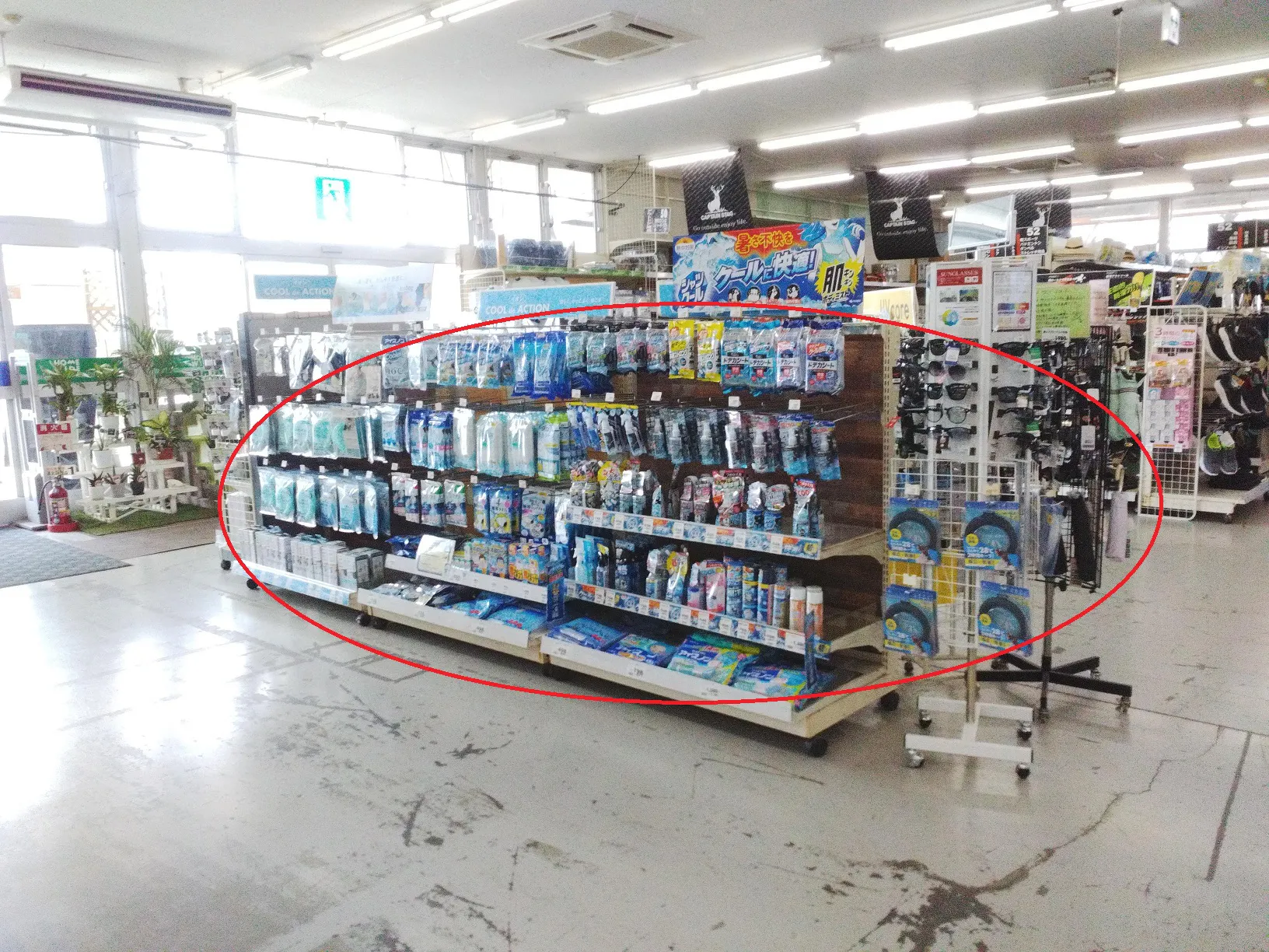【ホームワイド佐伯南店(大分県)】本館店内 入口前催事スペース