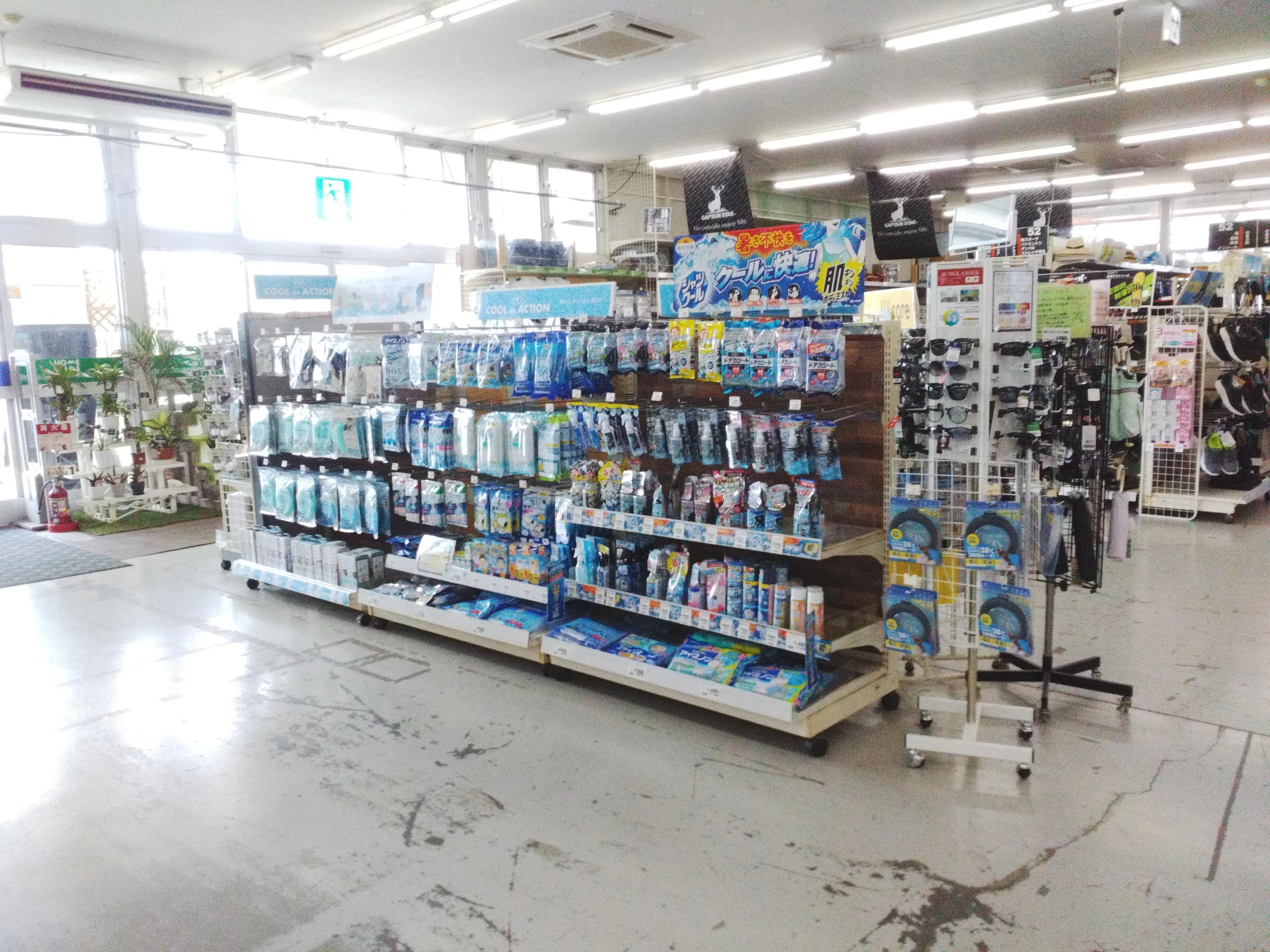 【ホームワイド佐伯南店（大分県）】本館店内　入口前催事スペース