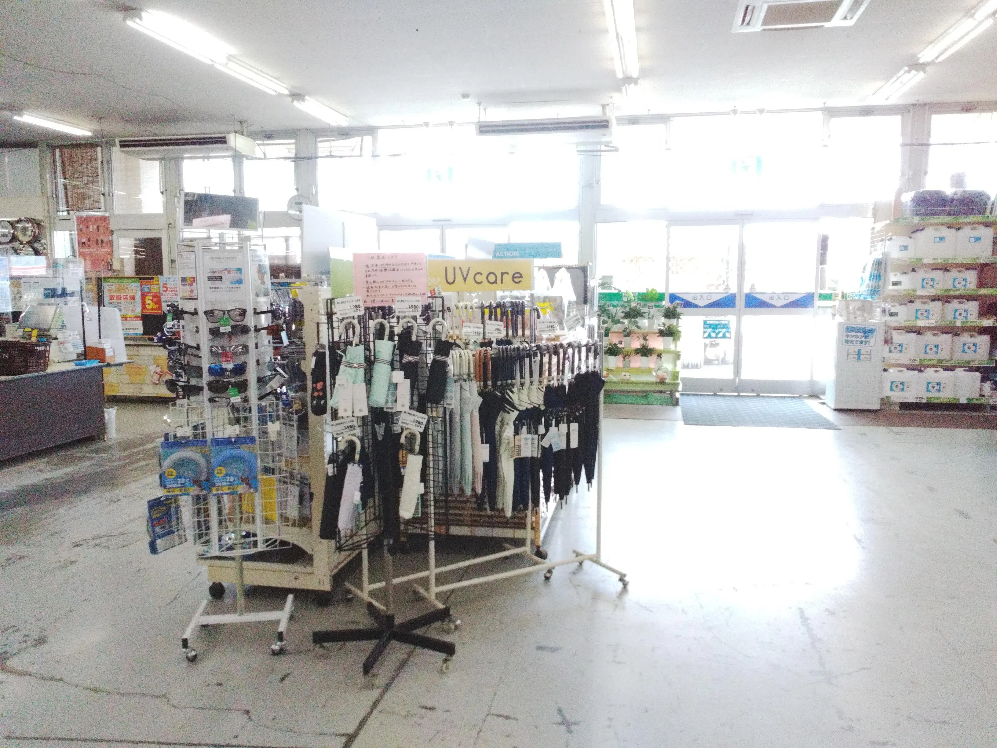 【ホームワイド佐伯南店(大分県)】本館店内 入口前催事スペース