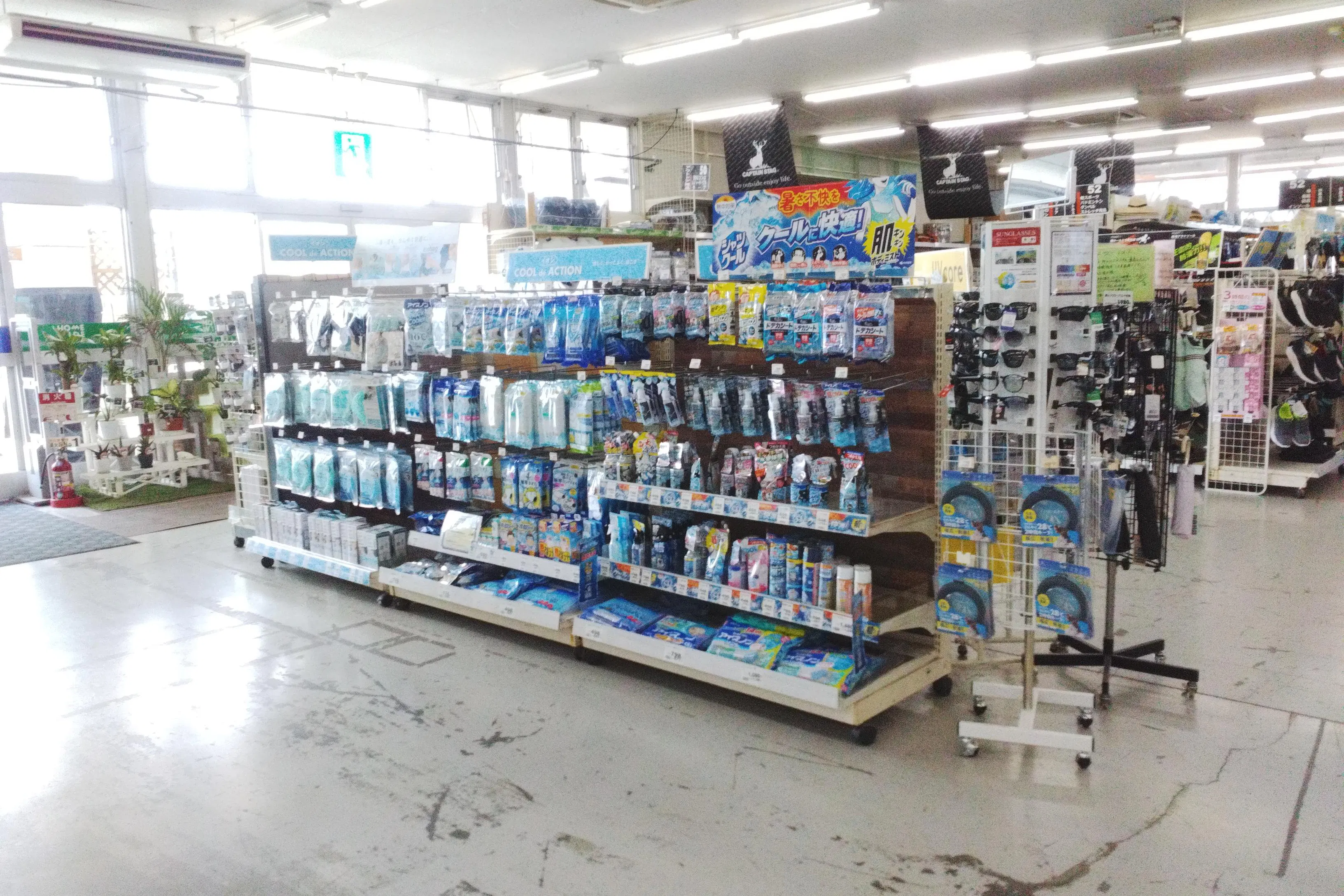 【ホームワイド佐伯南店(大分県)】本館店内 入口前催事スペース