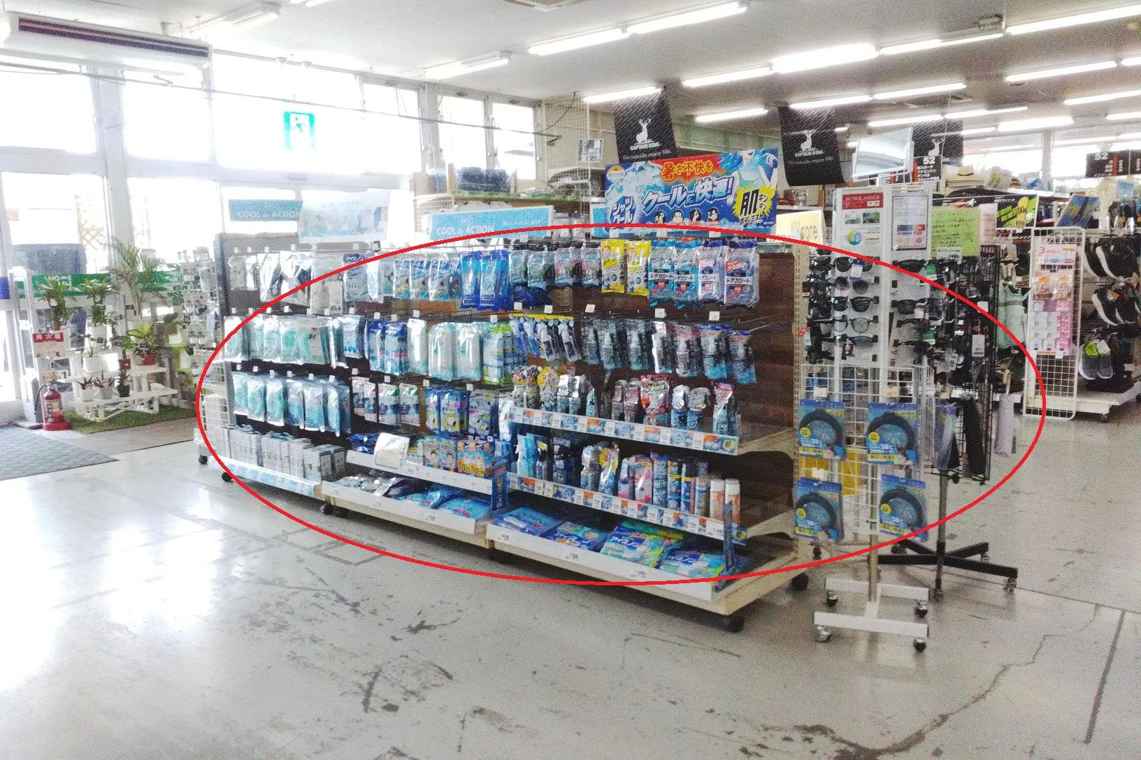 【ホームワイド佐伯南店(大分県)】本館店内 入口前催事スペース