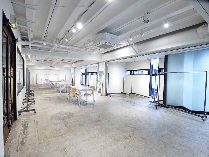 シンプルな内観と自然光によって映えるスペースです