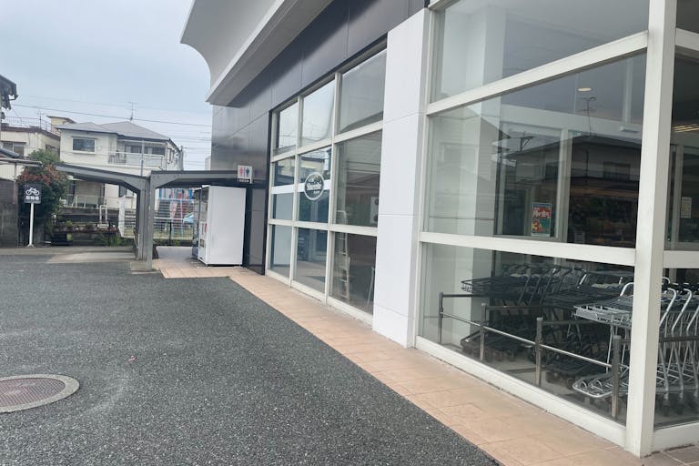 【イワサキACE川尻店】キッチンカーやプロモーションに最適な視認性の高い駐車場脇スペースの画像1