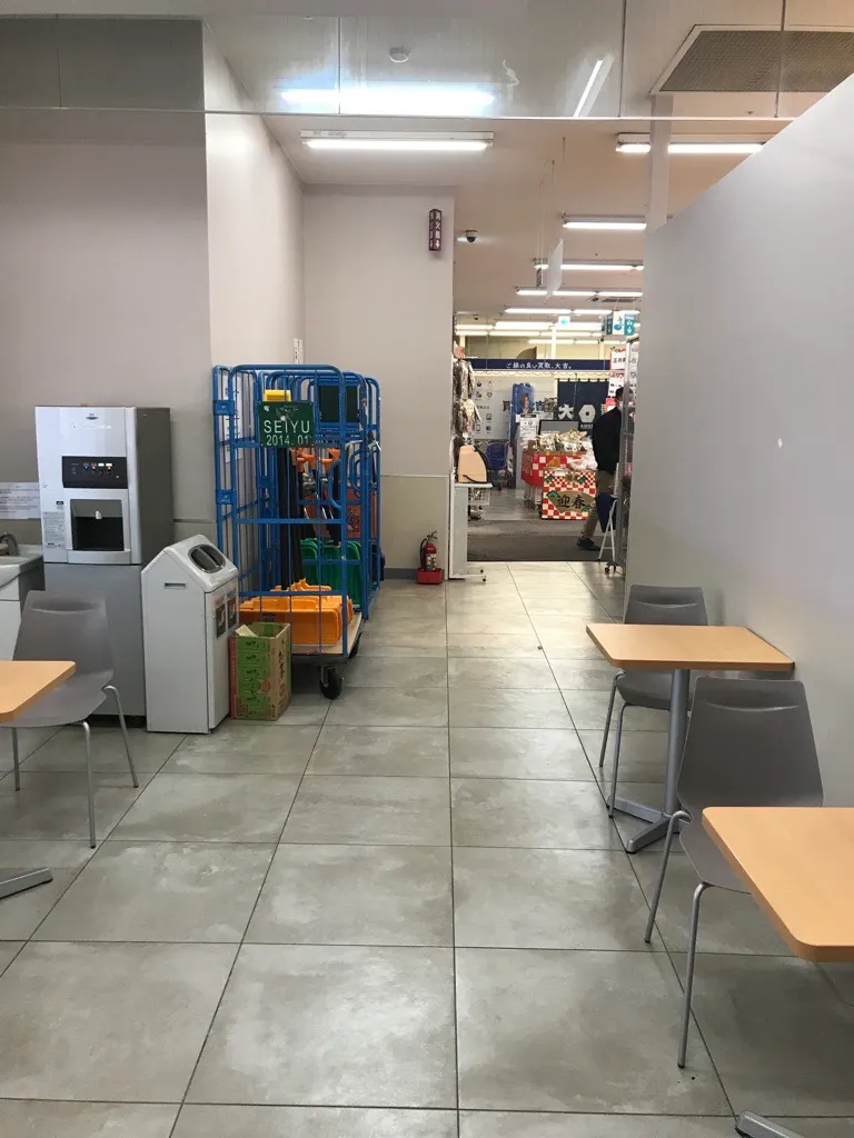 【西友　富士見店】休憩コーナー　プロモーション用途や物販、食物販のポップアップストアに最適なスーパー店内催事イベントスペース