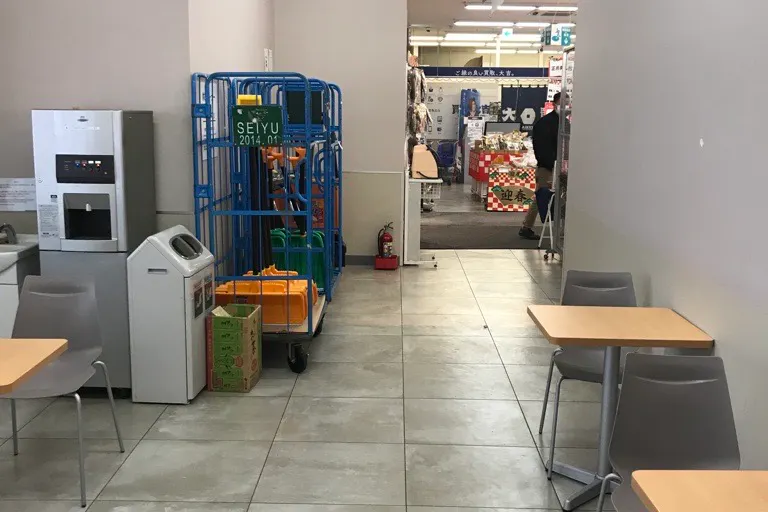 【西友 富士見店】休憩コーナー プロモーション用途や物販、食物販のポップアップストアに最適なスーパー店内催事イベントスペースの画像2