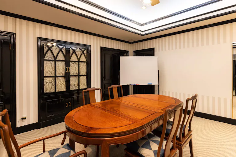 【小倉駅10分】会議室やワークショップとして利用可能なアンティーク家具が特徴的なイベントスペース(ROOM2)の画像3