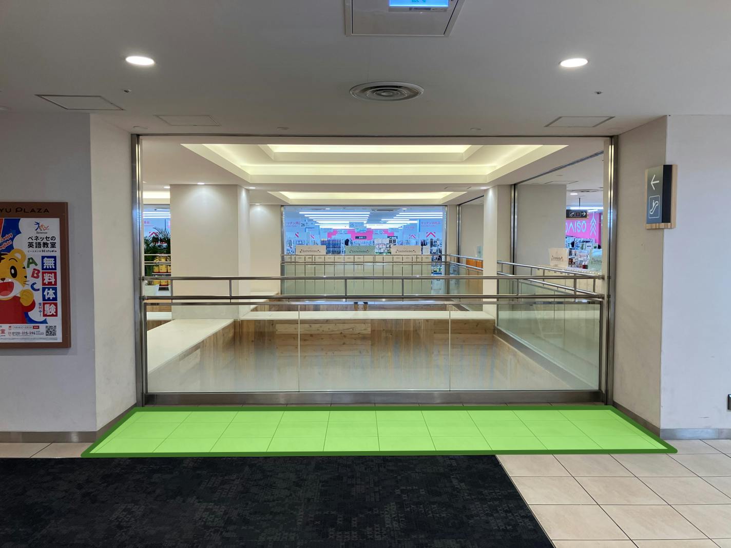 【東急プラザ新長田】「2F 螺旋階段横 」2F中央階段すぐ！ポップアップストアやPRイベントに最適な視認性の高いイベントスペースの画像