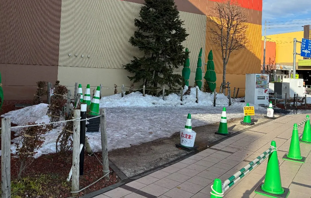 【三井アウトレットパーク 札幌北広島】屋外三角スペース
