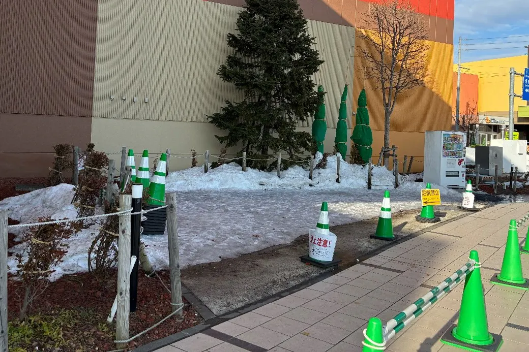 【三井アウトレットパーク 札幌北広島】屋外三角スペース