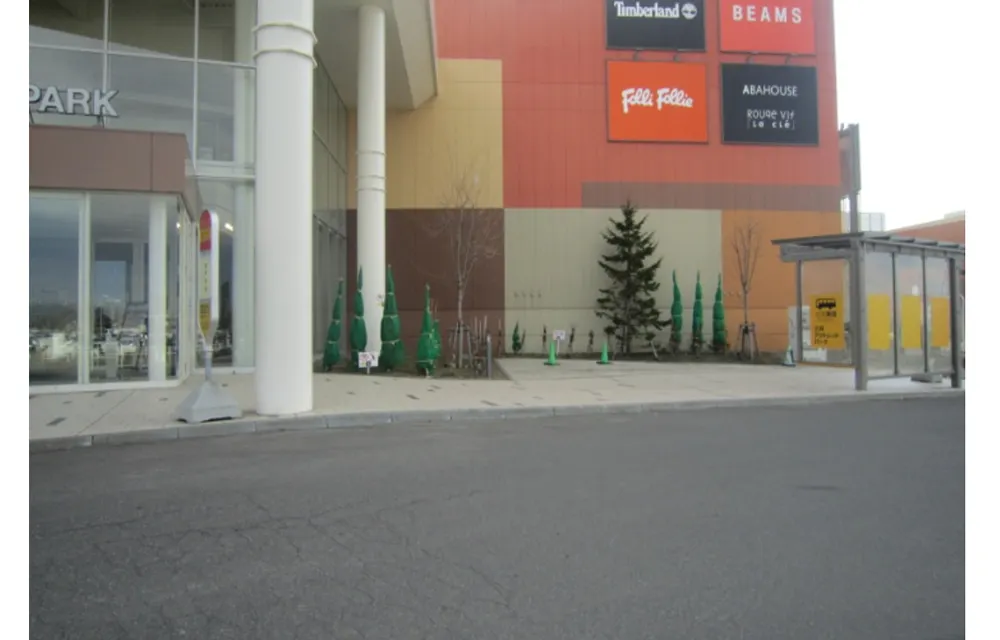 【三井アウトレットパーク 札幌北広島】屋外三角スペース