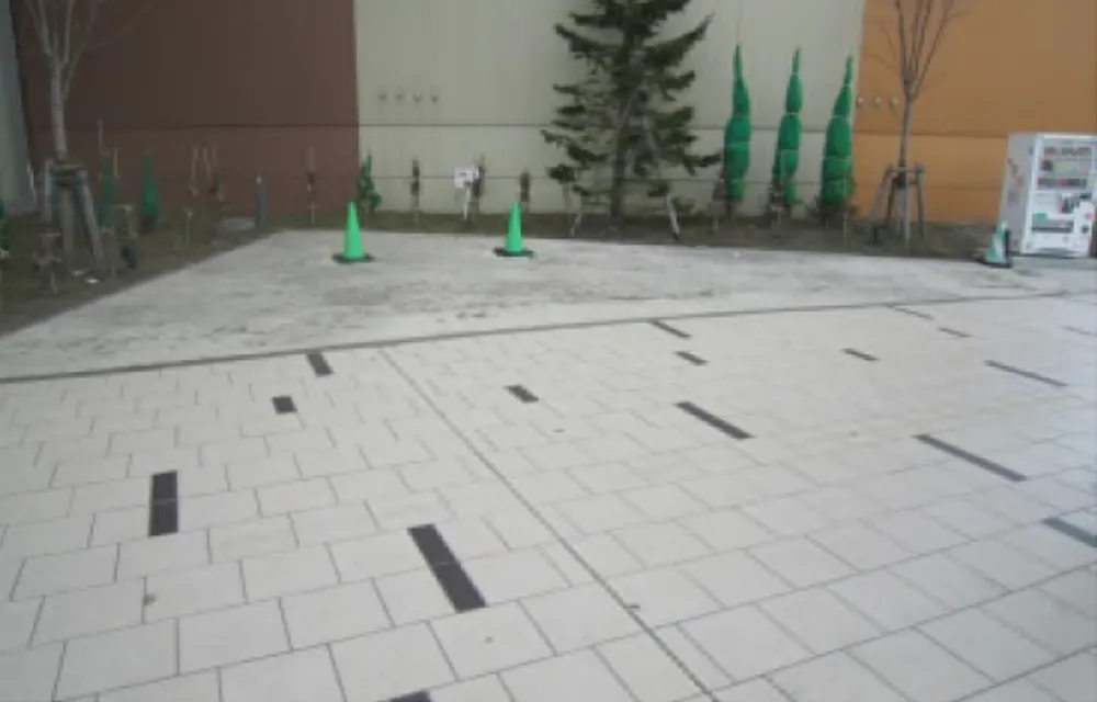 【三井アウトレットパーク 札幌北広島】屋外三角スペース