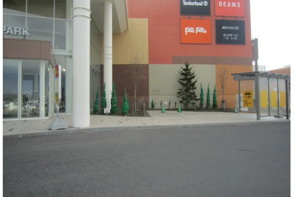 【三井アウトレットパーク 札幌北広島】屋外三角スペース