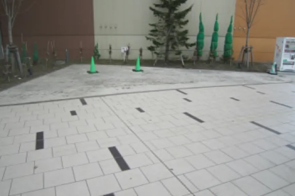【三井アウトレットパーク 札幌北広島】屋外三角スペース