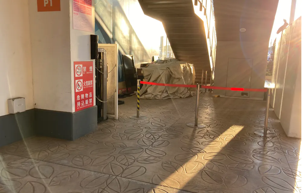 【三井アウトレットパーク 入間】1階 ウエストプラザ エスカレーター下