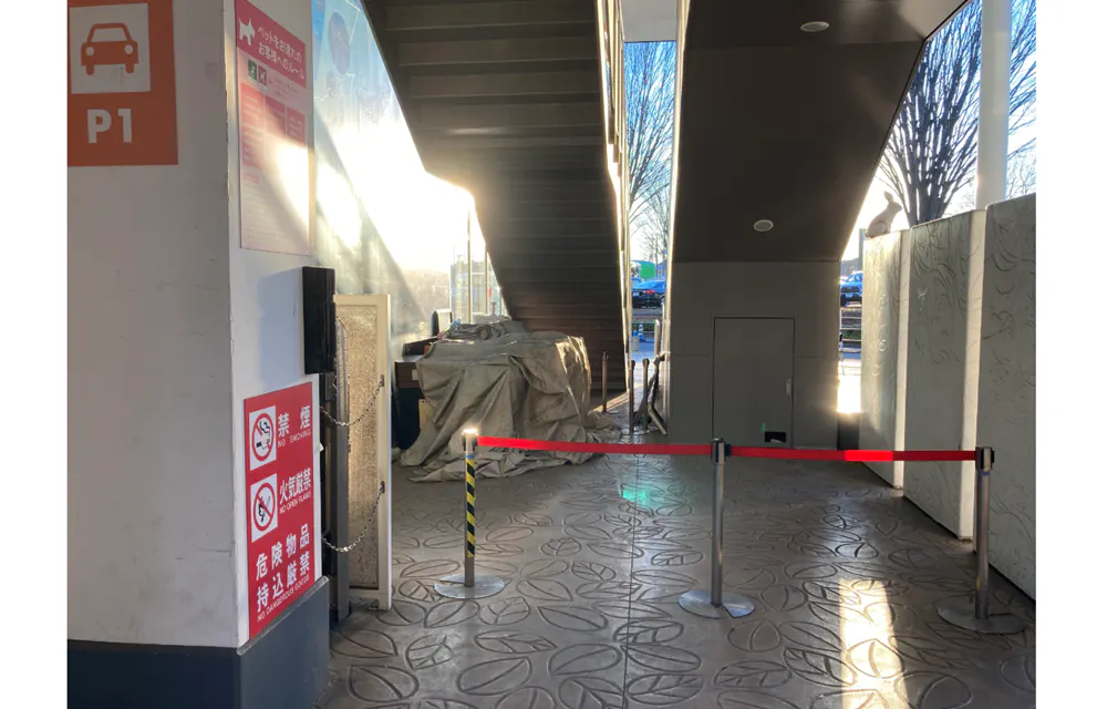 【三井アウトレットパーク 入間】1階 ウエストプラザ エスカレーター下