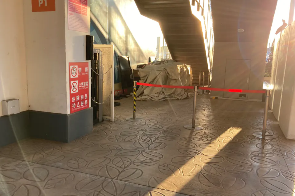 【三井アウトレットパーク 入間】1階 ウエストプラザ エスカレーター下
