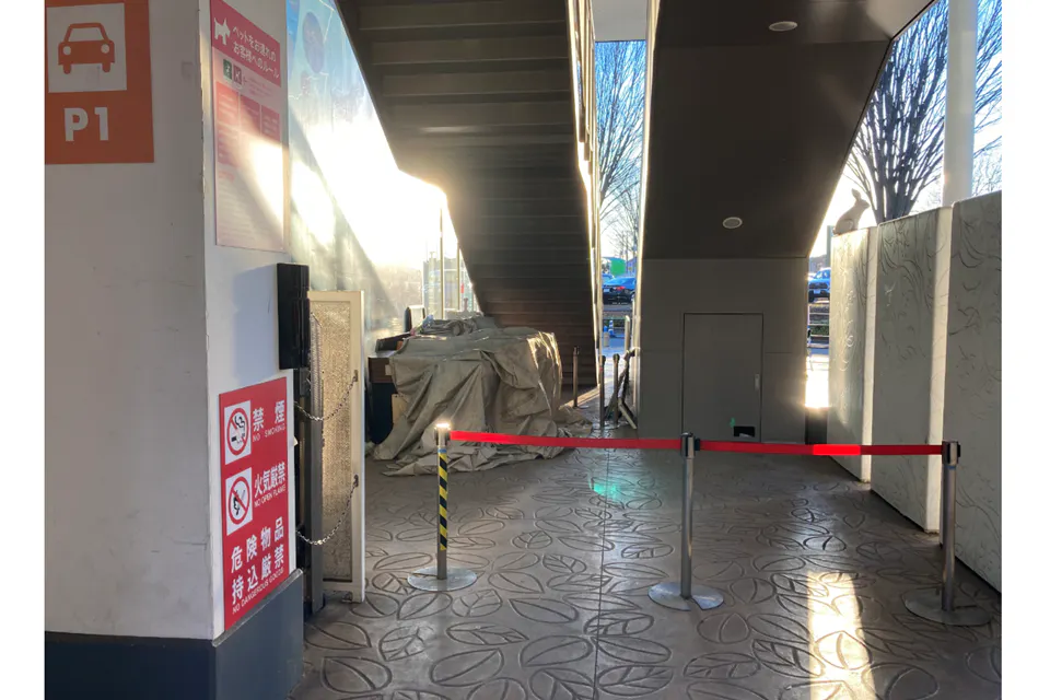 【三井アウトレットパーク 入間】1階 ウエストプラザ エスカレーター下