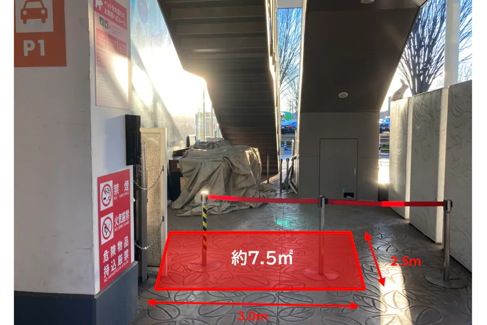【三井アウトレットパーク 入間】1階 ウエストプラザ エスカレーター下