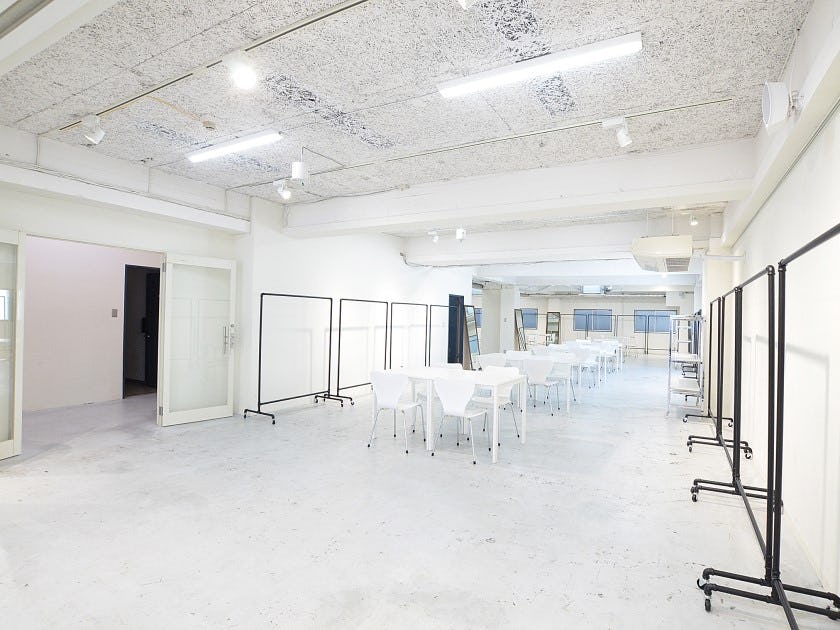 【心斎橋駅5分】ストックスペースやオフィススペース、キッチンなど利便性を兼ね備えたマルチスペース。 白を基調とした内装で十分な広さのスペースです。