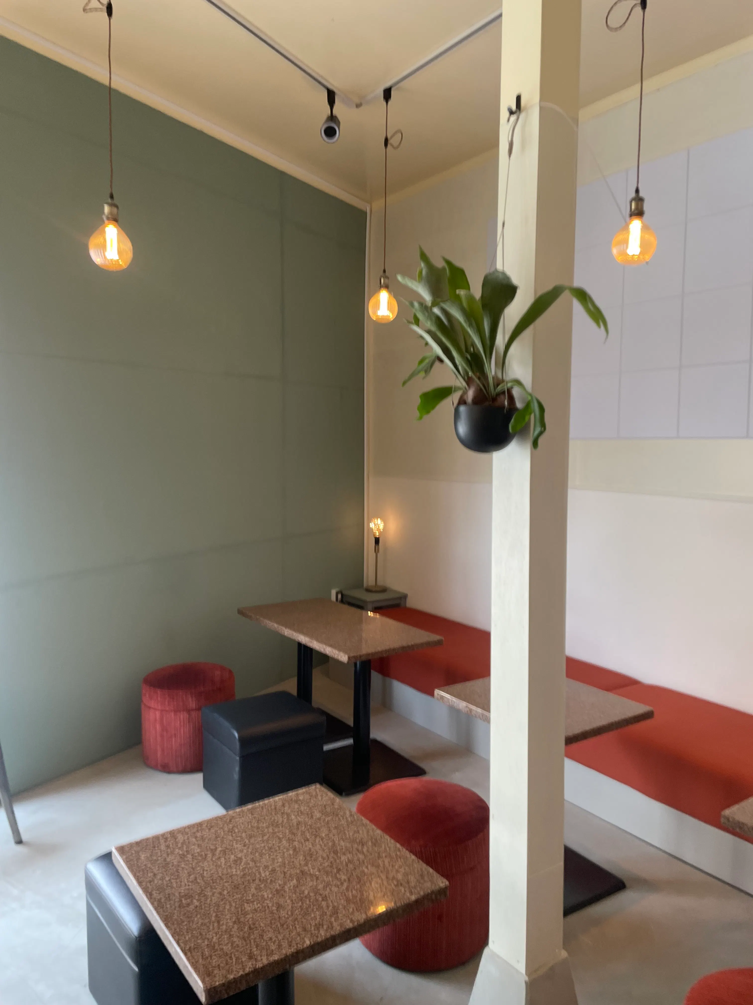 【meek|蒲田駅11分】天井高と自然光を生かせる30㎡のカフェイベントスペース|什器利用可