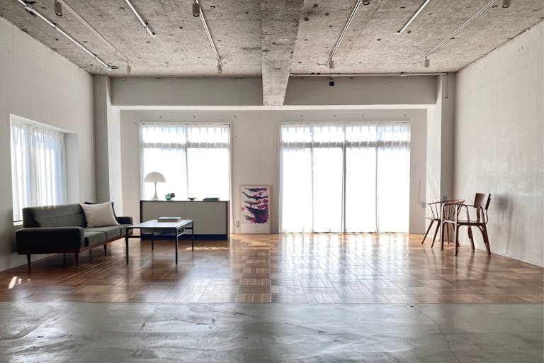 無垢のパーケットフローリングとモルタル床の2つのエリア