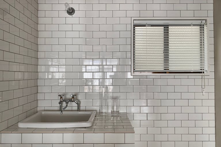 シンプルなサブウェイタイルの洗面台