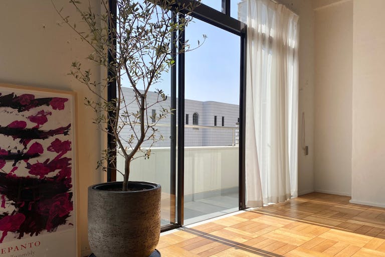 ベランダに向かって