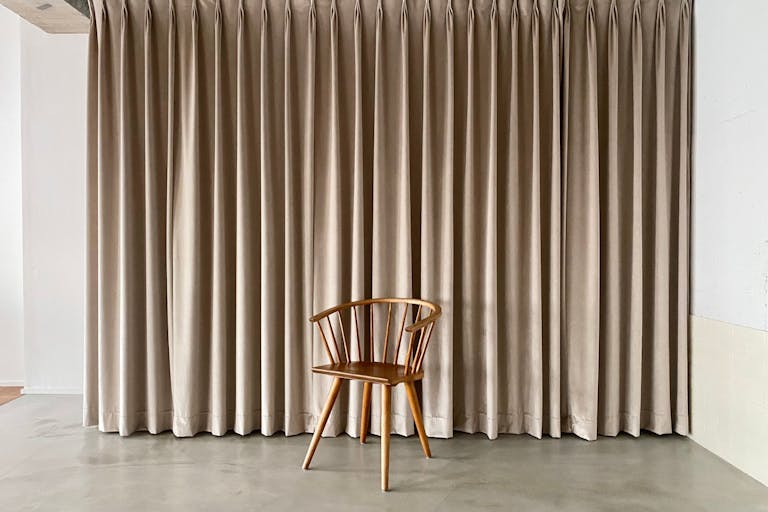 フィッティングスペースの仕切り(ラグジュアリーなベッチンカーテン)