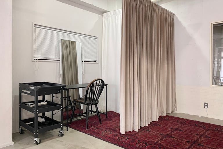 フィッティングスペースにもメイクスペースにもなる空間