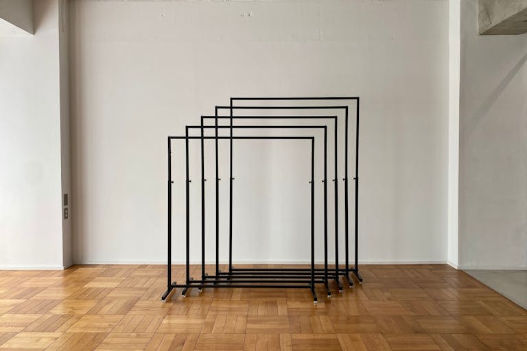 ブラックフレームのシンプルなハンガーラック