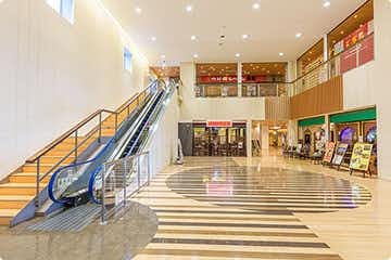 【デックス東京ビーチ】「レストラン広場」パフォーマンスイベントやプロモーションに適した、飲食フロア中心部エスカレーター横の視認性抜群なスペースの画像