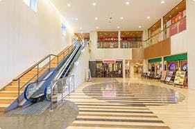 【デックス東京ビーチ】「レストラン広場」パフォーマンスイベントやプロモーションに適した、飲食フロア中心部エスカレーター横の視認性抜群なスペース