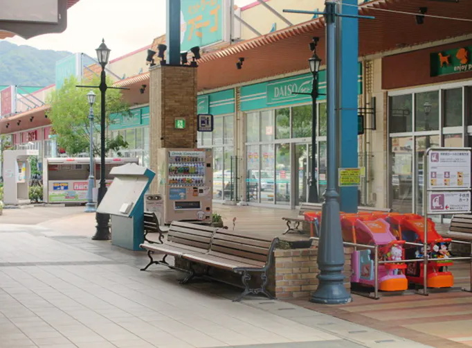 【イオンタウン周南/イーストコート】携帯キャリアや買取、ウォーターサーバー等のプロモーションや各種物販に最適な、多方面から視認される通行量の多いイベントスペース