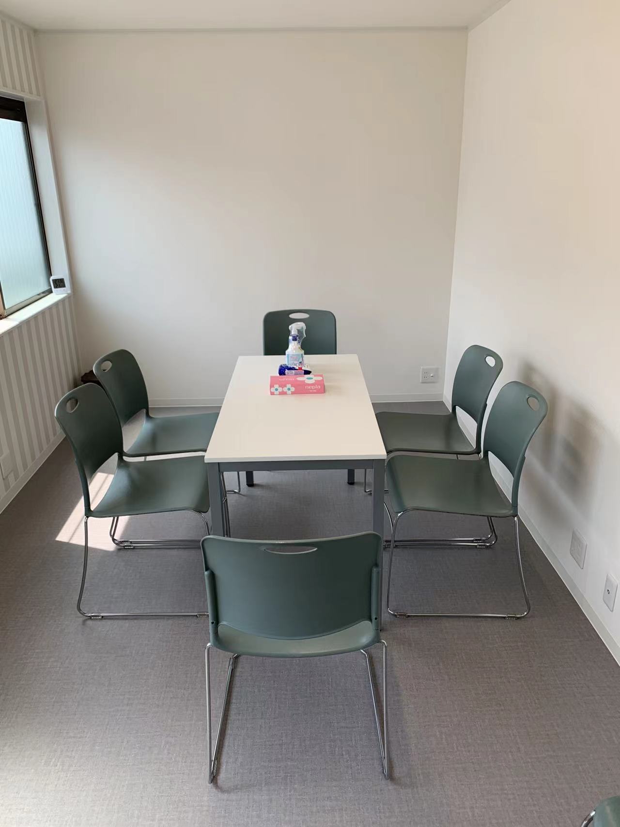 机の大きさは120*60㎝で、部屋の中は8人の椅子が置いています。