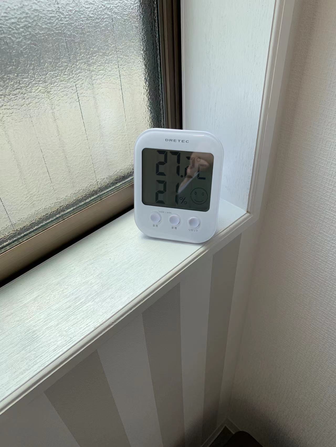 温度計がついて、温度と湿度がわかりやすいです。