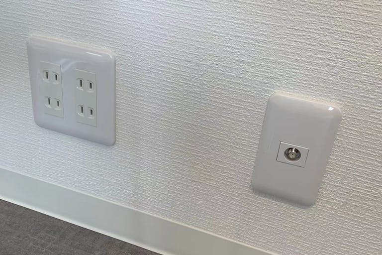 コンセントは3か所、差し込み口は全部10個です。