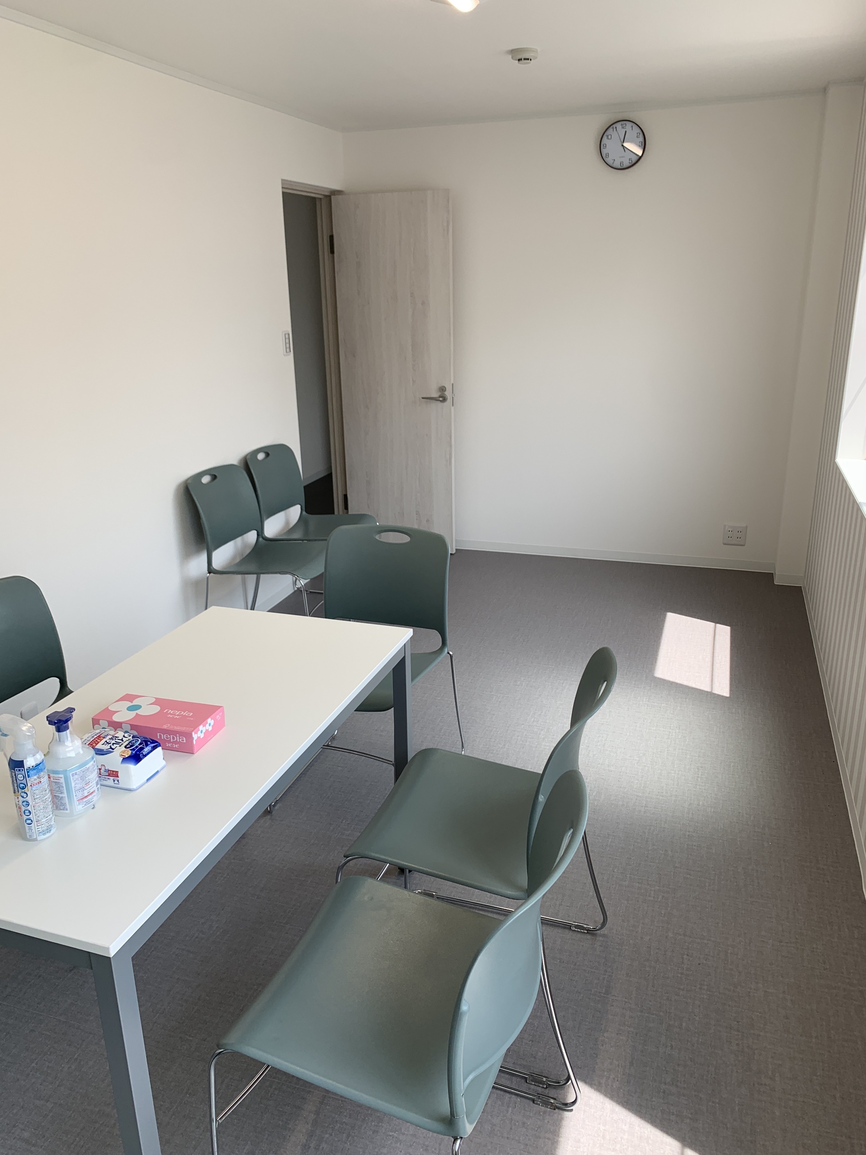 机の大きさは120＊60㎝で、部屋の中は8人の椅子を置いています。