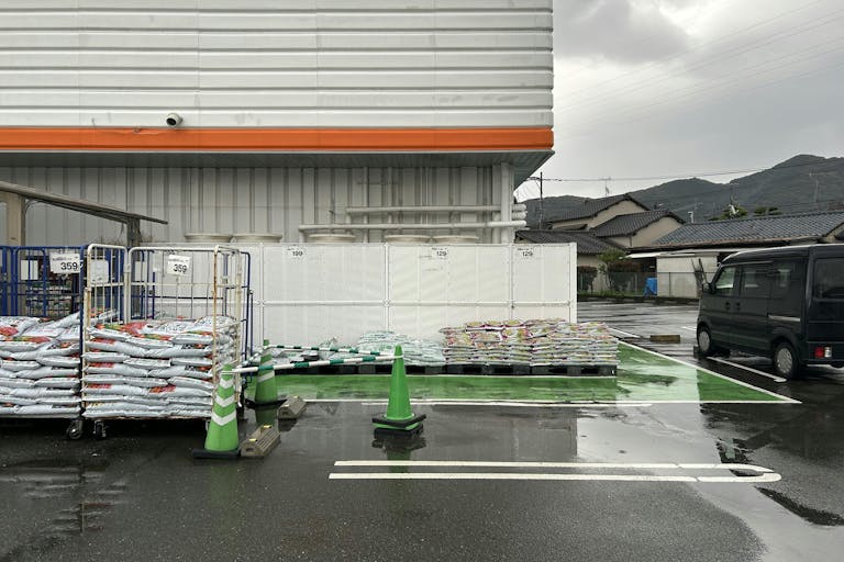 【ミスターマックス Select野芥店】園芸外売場(右側) キッチンカーに最適な総合ディスカウントストアの催事イベントスペースの画像3