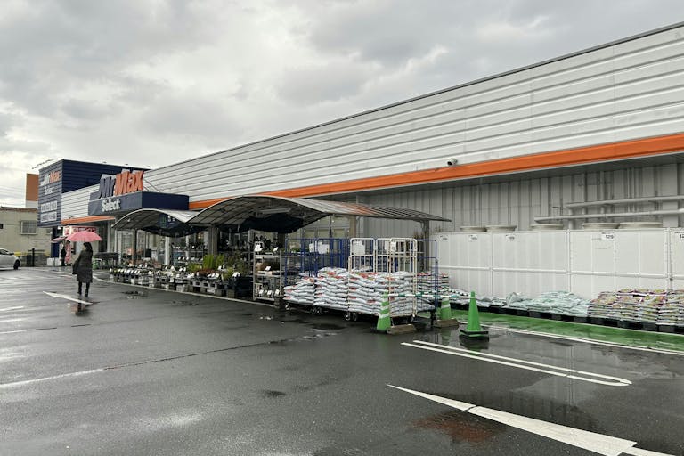 【ミスターマックス Select野芥店】園芸外売場(右側) キッチンカーに最適な総合ディスカウントストアの催事イベントスペースの画像4
