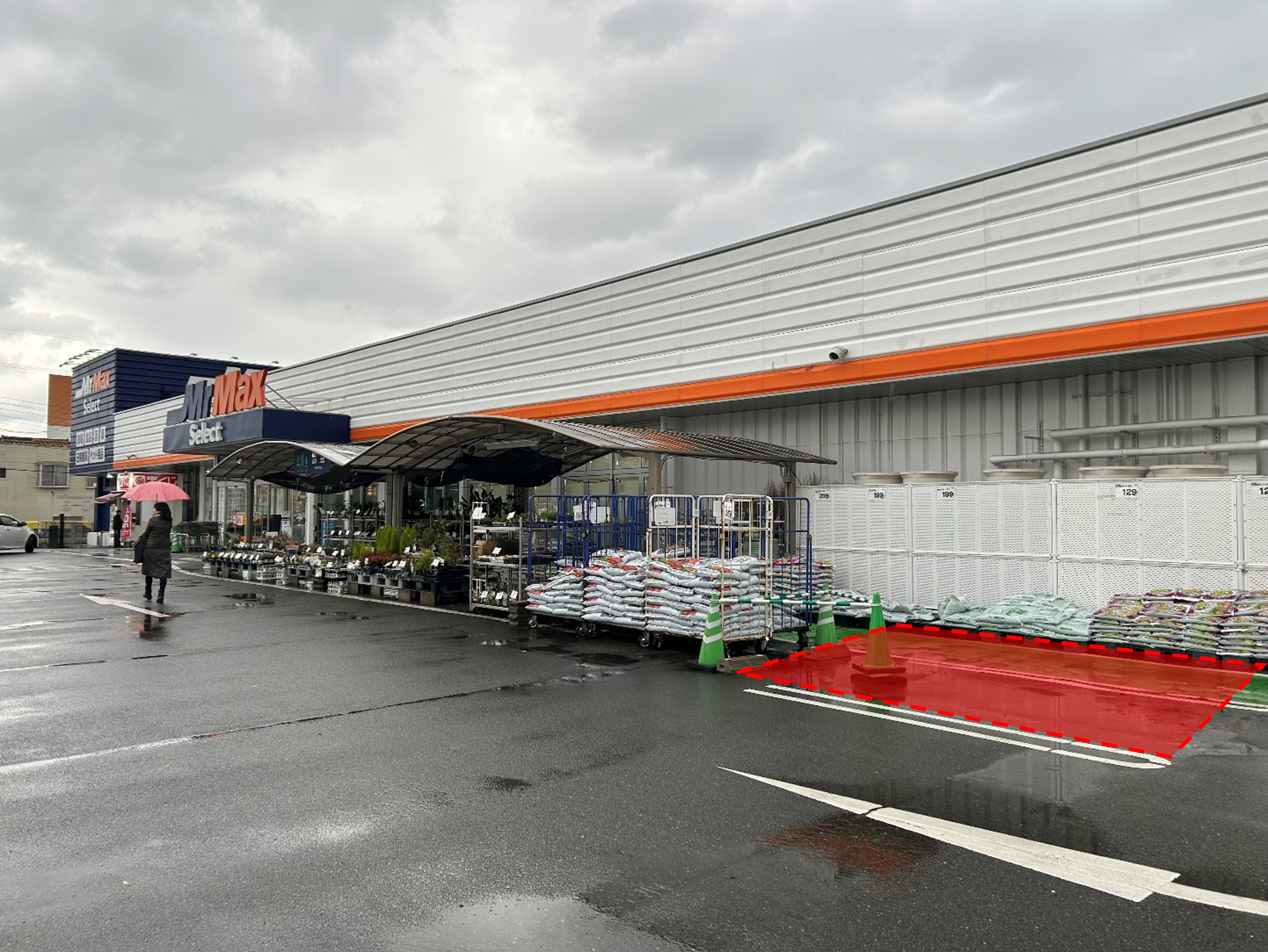 【ミスターマックス Select野芥店】園芸外売場（右側） キッチンカーに最適な総合ディスカウントストアの催事イベントスペース