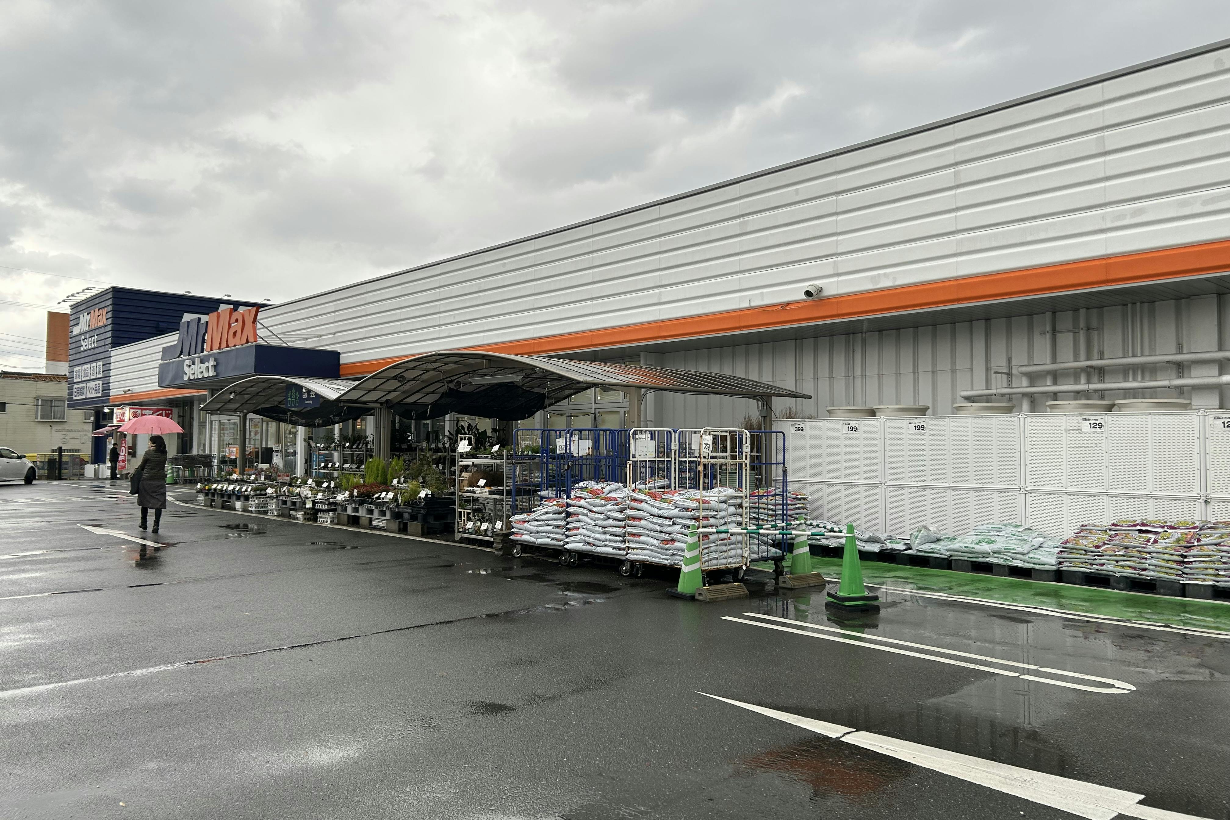 【ミスターマックス Select野芥店】園芸外売場（右側） キッチンカーに最適な総合ディスカウントストアの催事イベントスペース